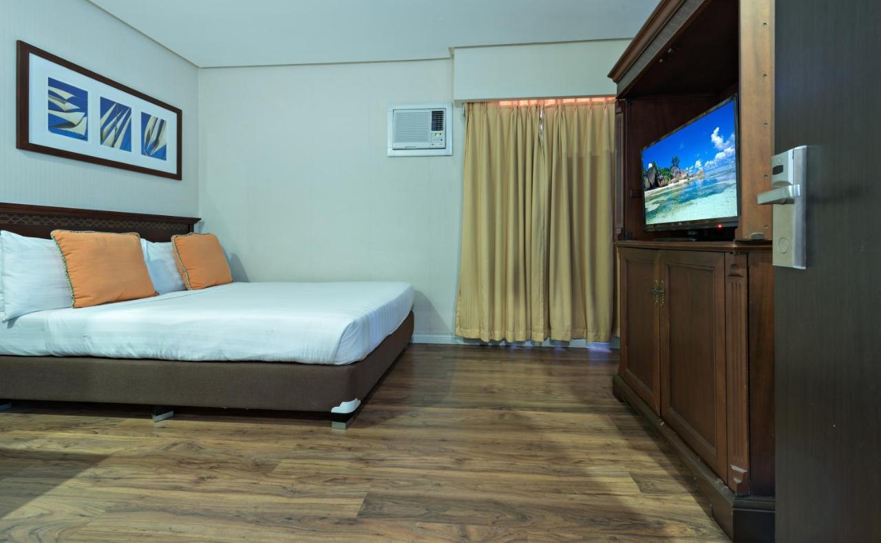 Court Meridian Hotel & Suites Olongapo Exterior photo