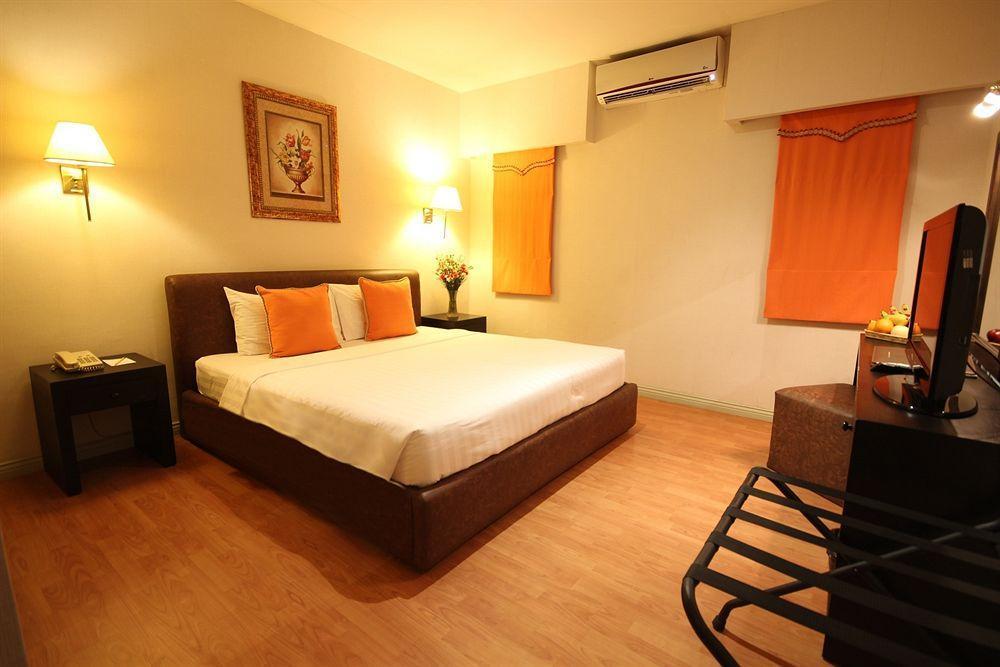 Court Meridian Hotel & Suites Olongapo Exterior photo
