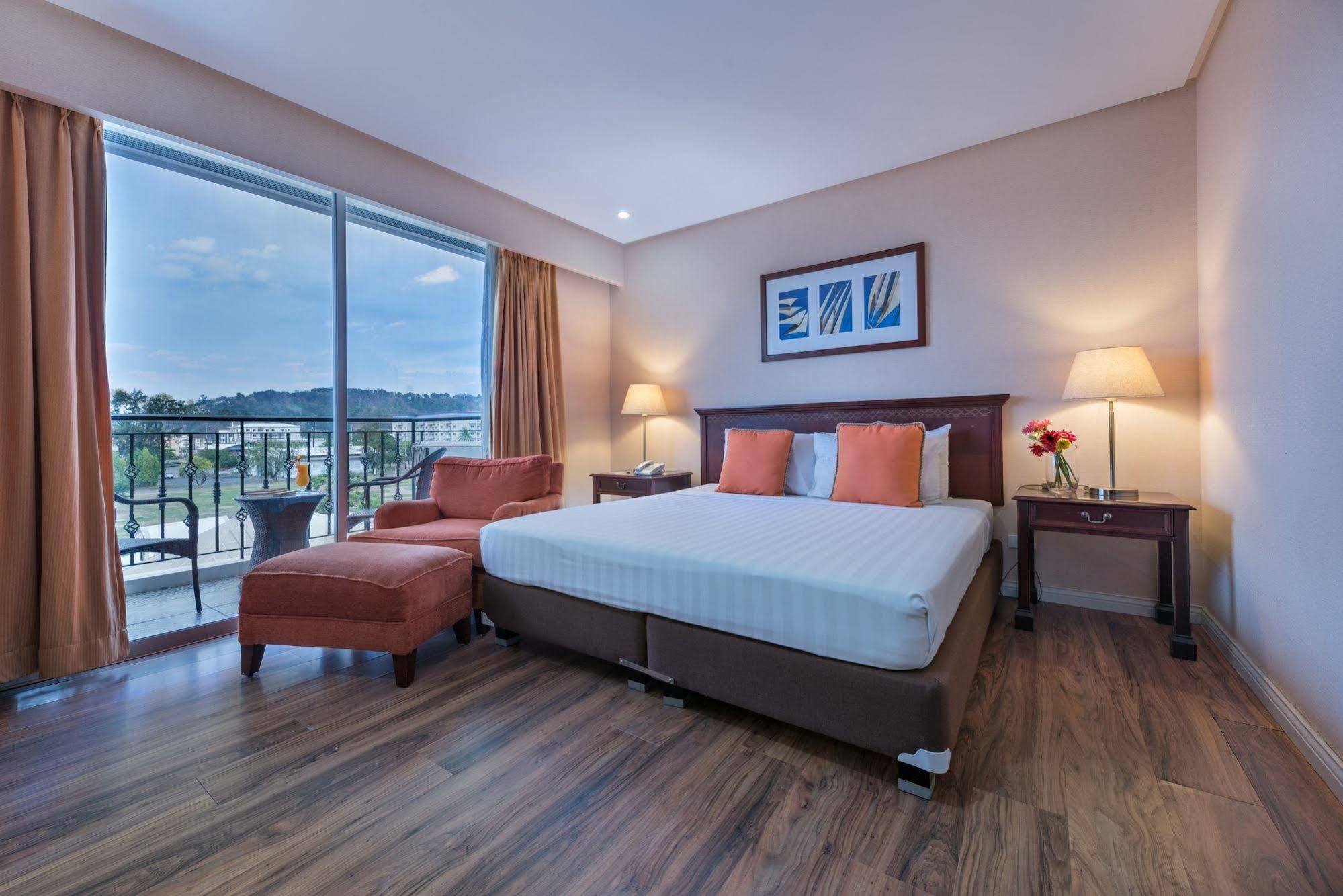 Court Meridian Hotel & Suites Olongapo Exterior photo