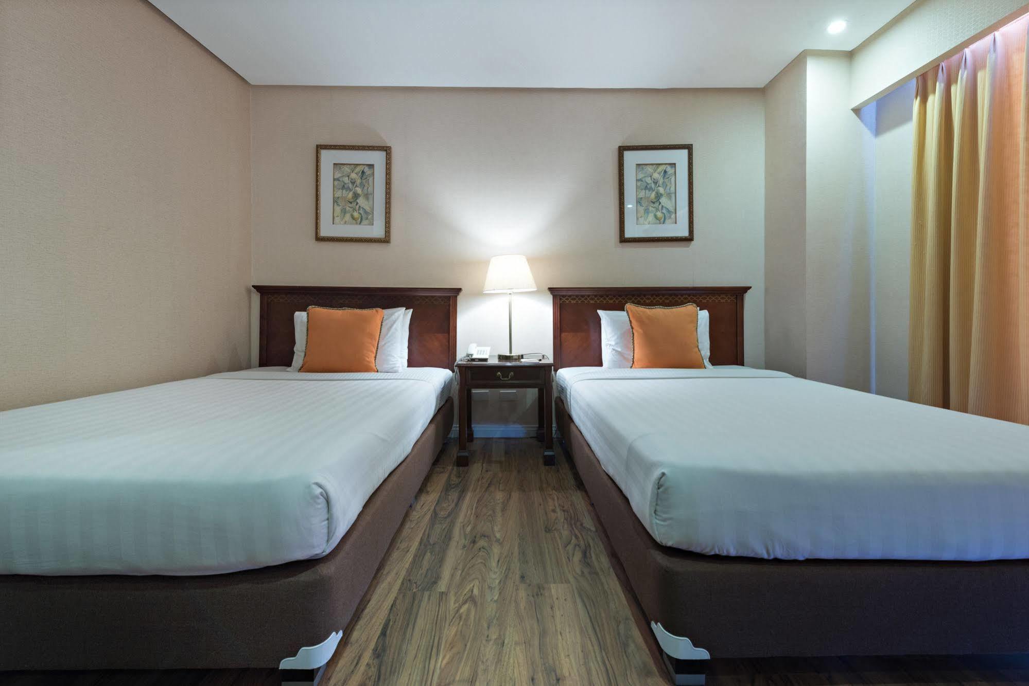 Court Meridian Hotel & Suites Olongapo Exterior photo