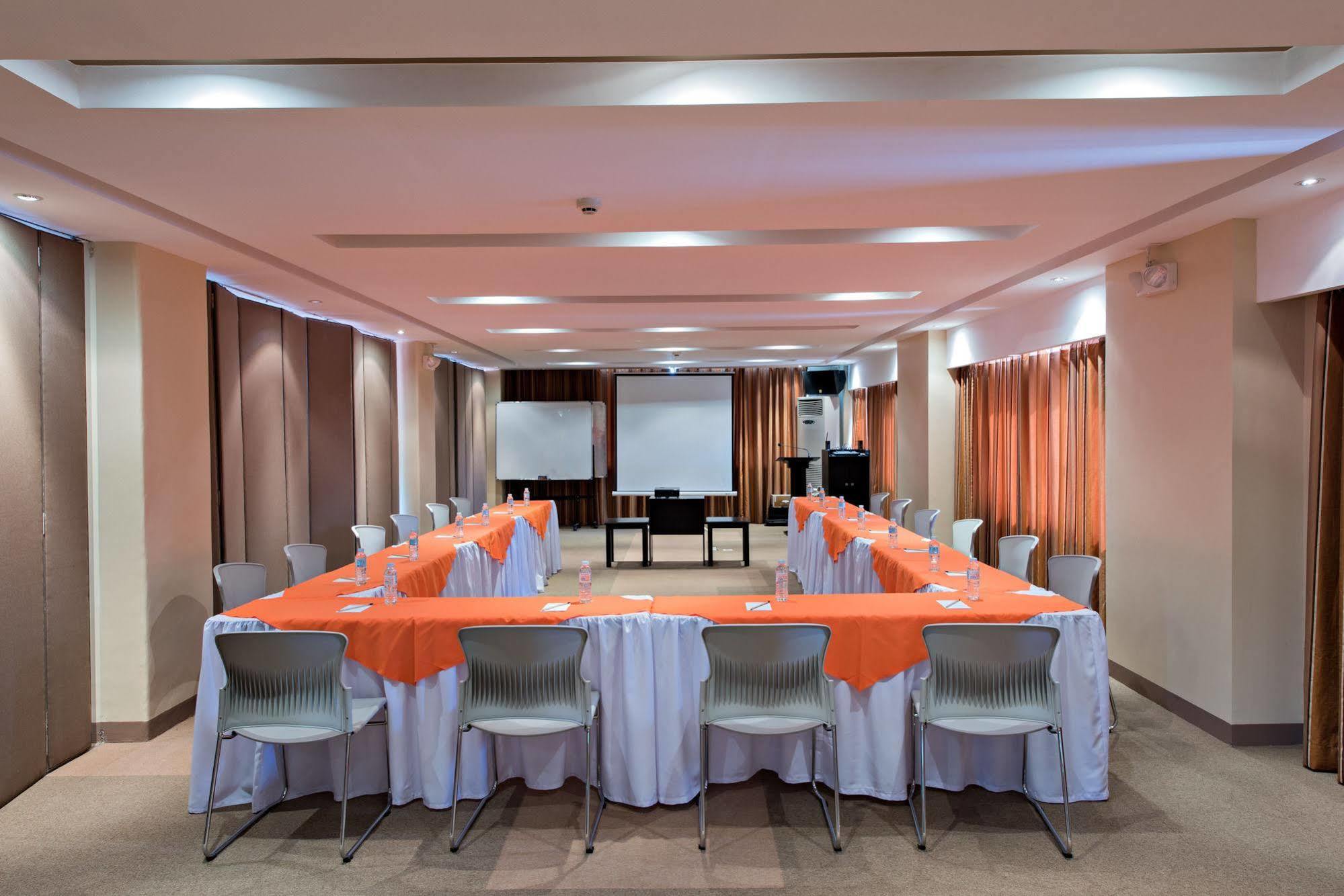 Court Meridian Hotel & Suites Olongapo Exterior photo
