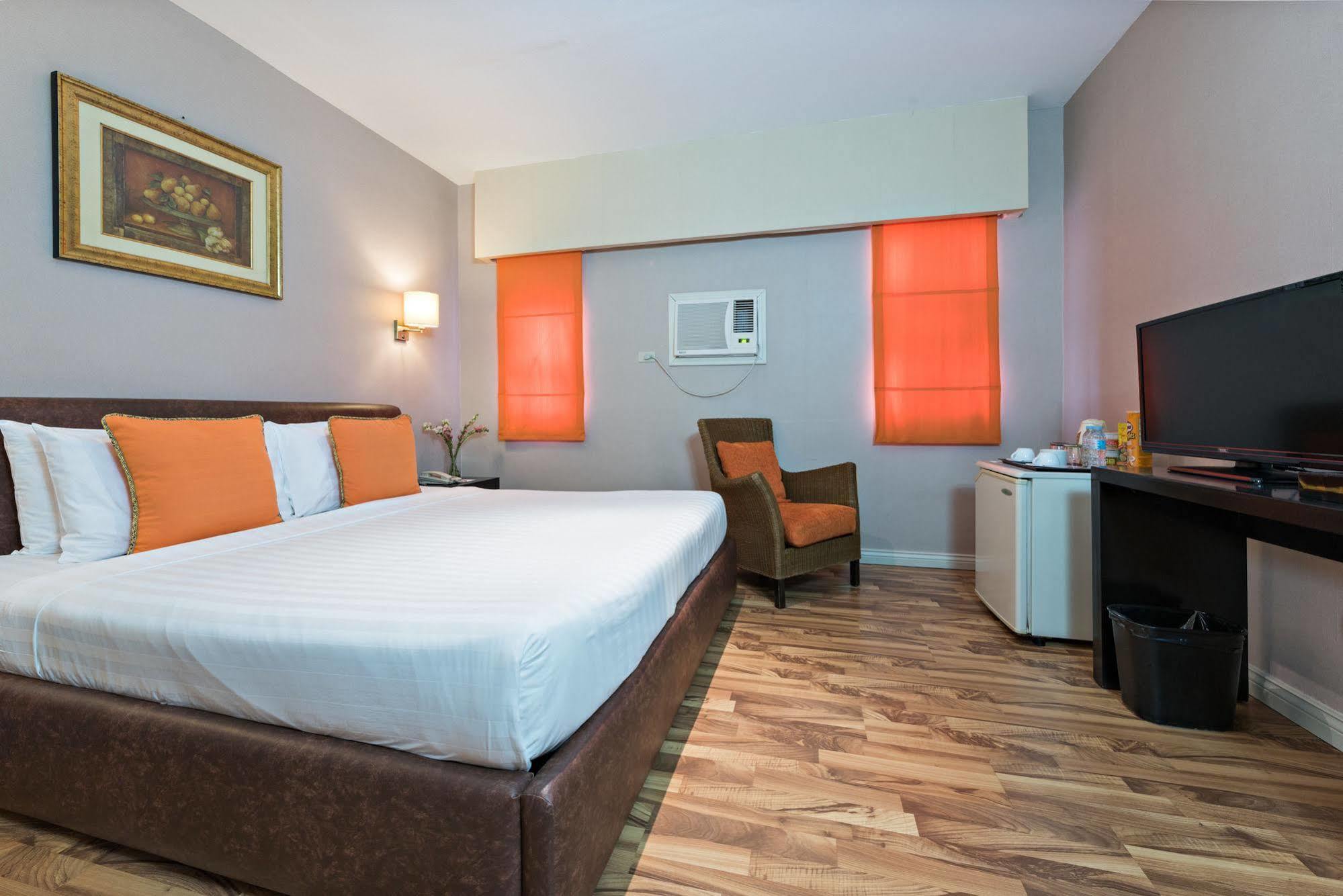 Court Meridian Hotel & Suites Olongapo Exterior photo