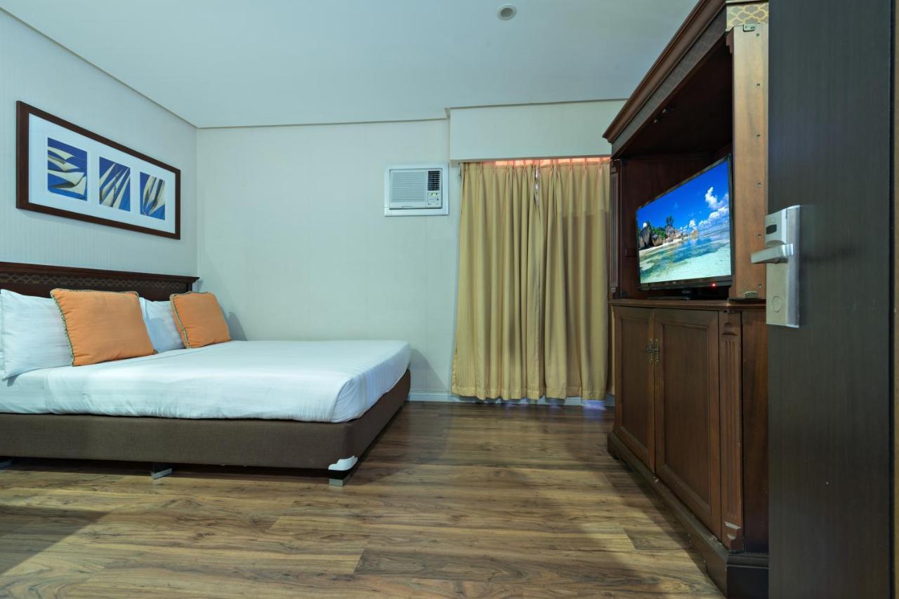 Court Meridian Hotel & Suites Olongapo Exterior photo